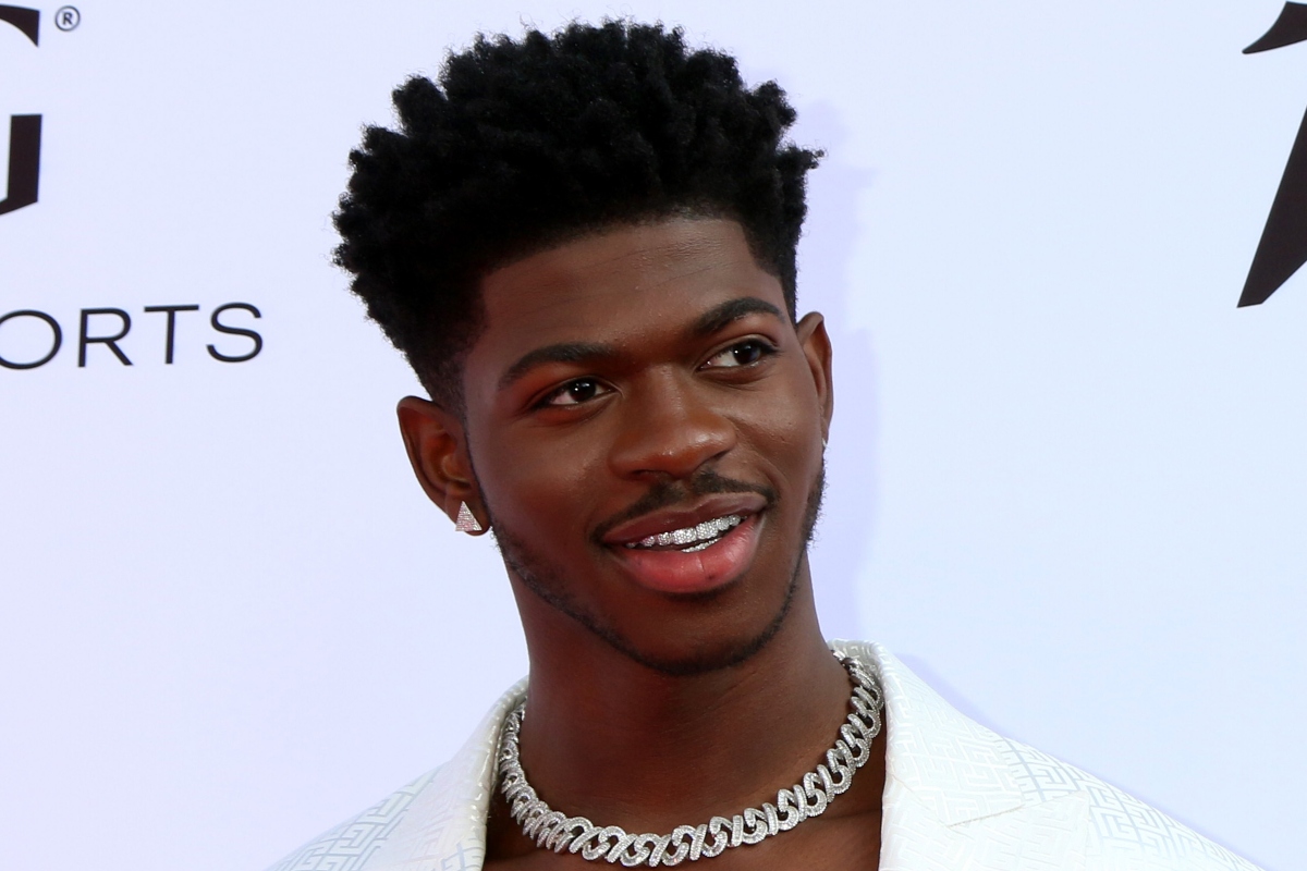 Hospitalizan y luego arrestan al rapero Lil Nas X por disturbios en la calle