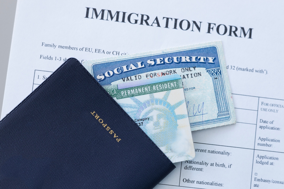 ¡Ya no están a salvo de la deportación! Algunos inmigrantes con todo y ‘green card’ deberán protegerse