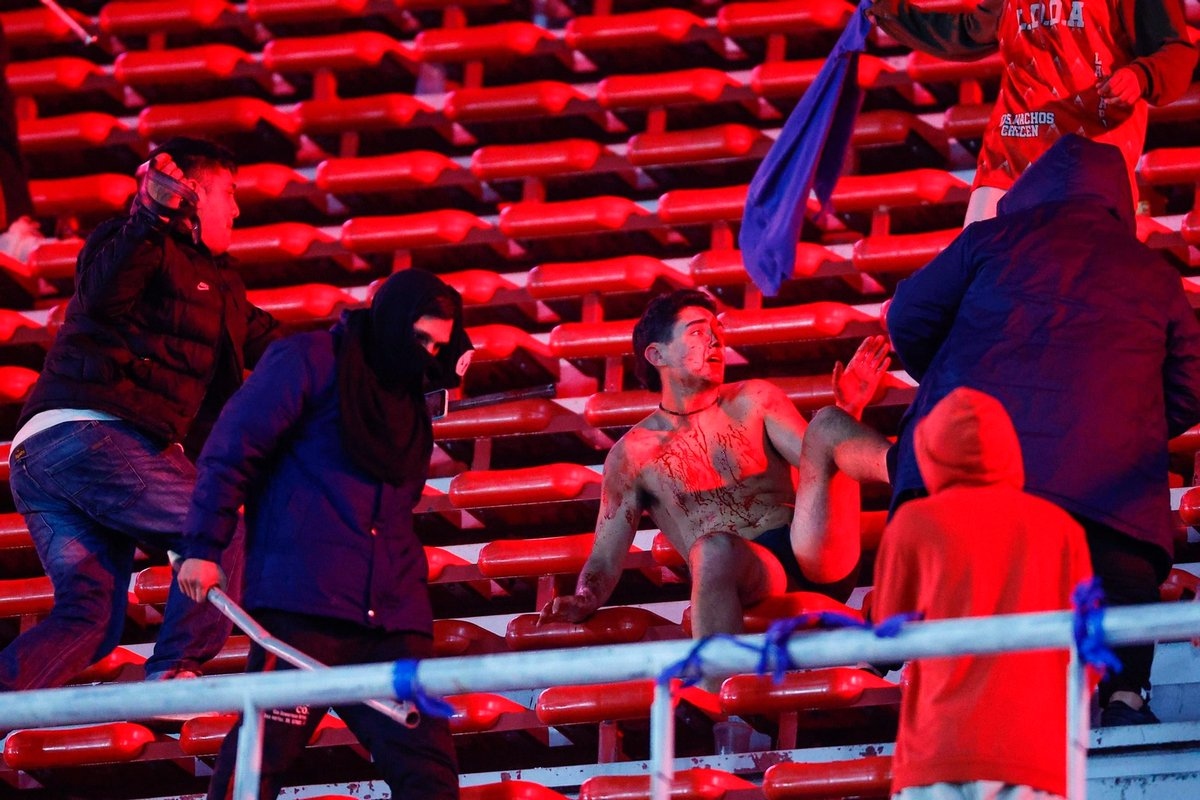 Furia en la Sudamericana: Universidad de Chile reclama falta de acción de Independiente tras incidentes violentos