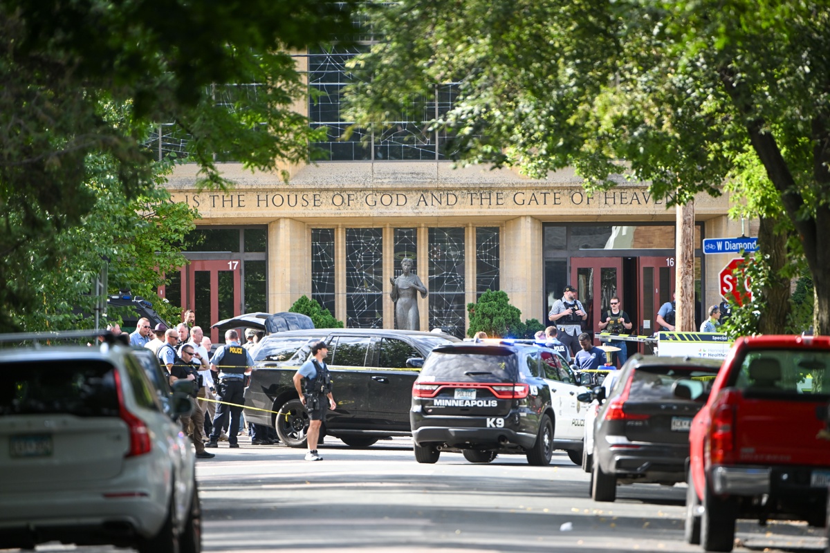 Tiroteo en escuela católica de Minneapolis deja múltiples víctimas