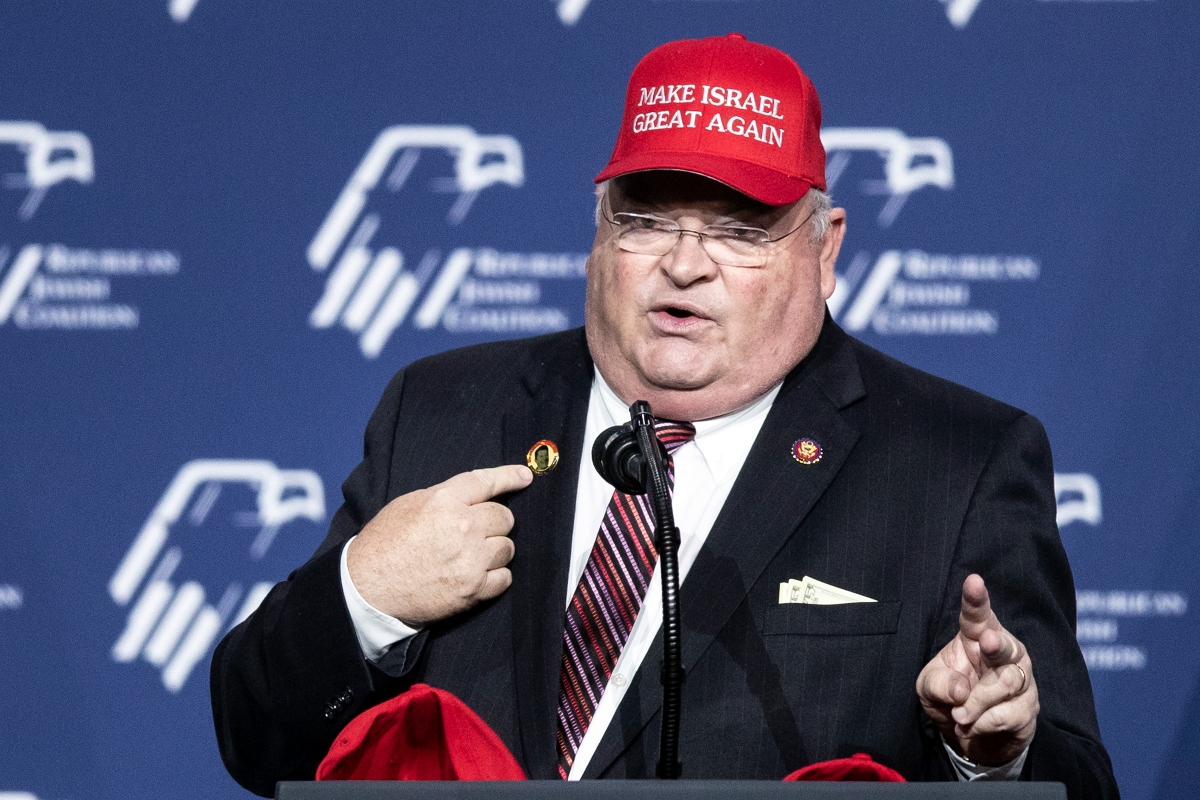 Trump destituye al jefe del IRS tras disputa por datos migratorios
