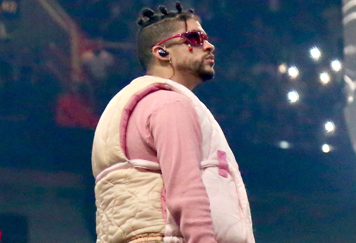 Bad Bunny se lesiona de la manera más ‘absurda’ en pleno concierto