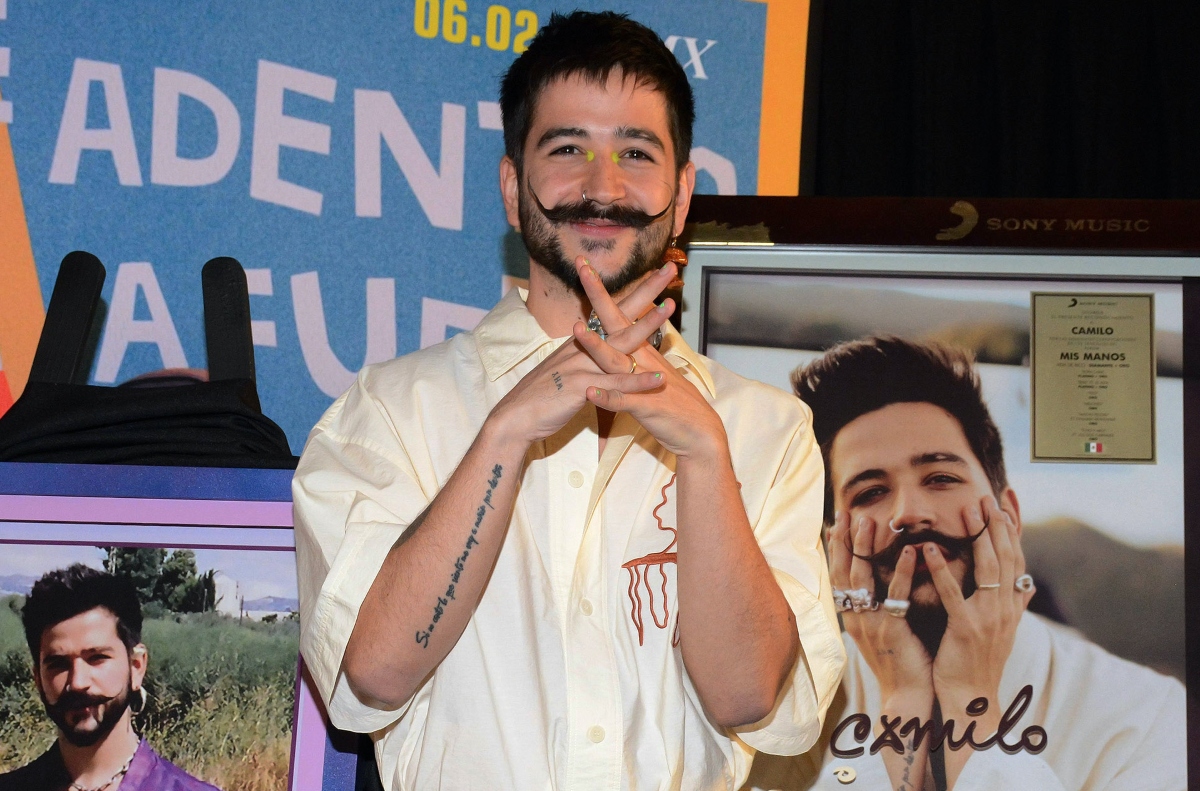Camilo se viste de luto y cuenta la razón entre lágrimas en pleno show