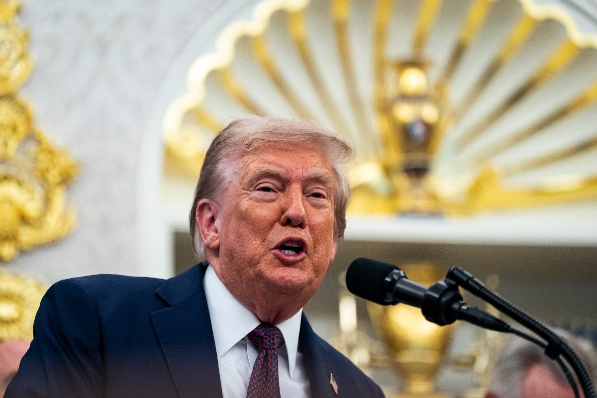 Tribunal frena a Trump: no podrá invocar la Ley de Enemigos Extranjeros contra migrantes