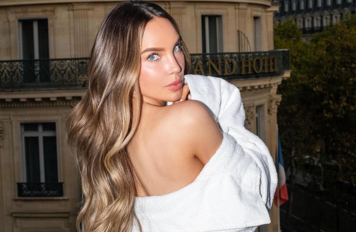 ¿Se cae de nuevo? Belinda desfila en pasarela de moda y sorprende a todos