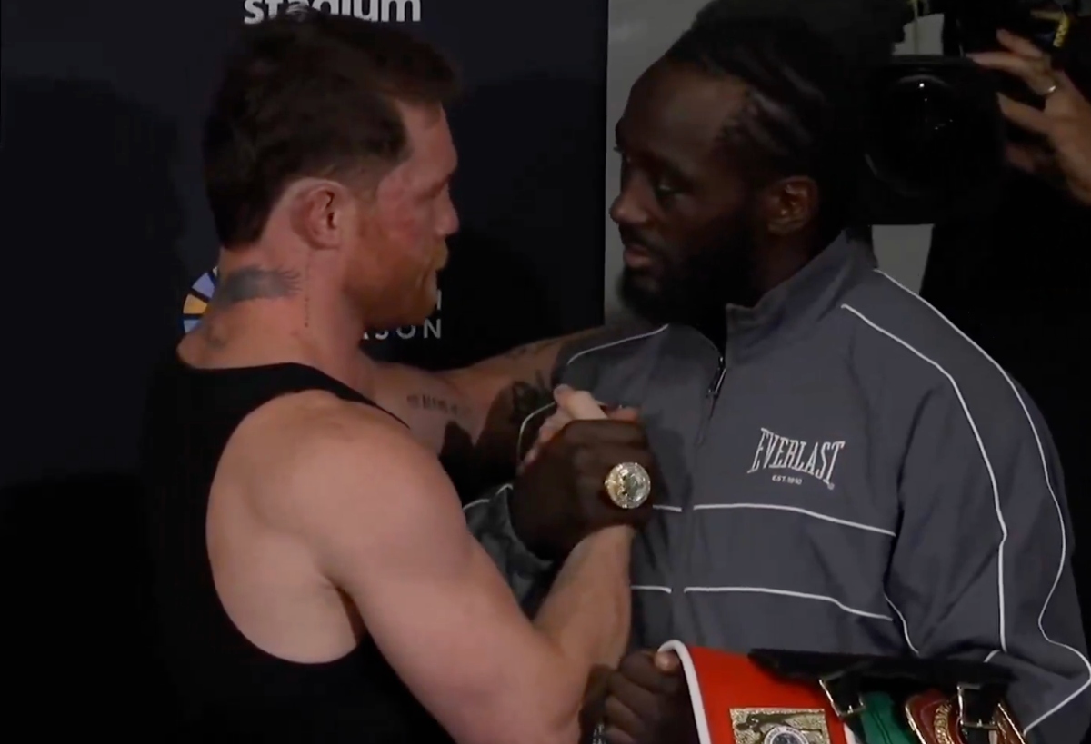 Crawford devuelve cinturones a Canelo tras ganar la pelea