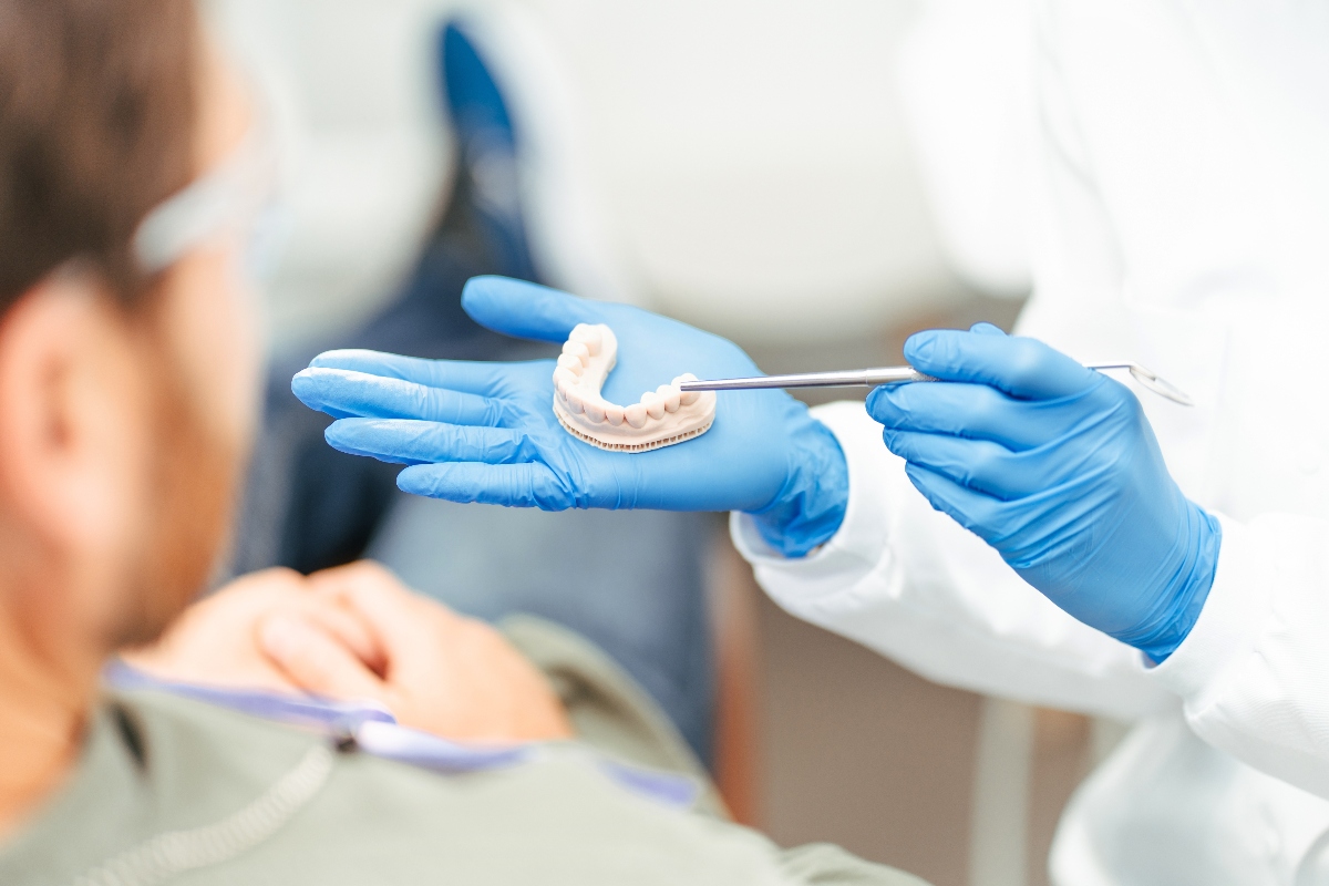 Indignación en EE.UU.: dentista seguidora de Trump discrimina a pacientes críticos