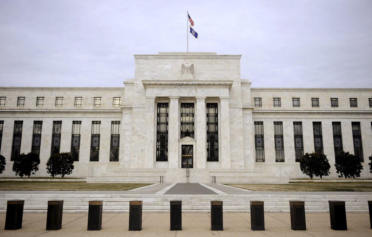 Trump busca mayor control de la Fed, que evita insinuar bajas de tasas