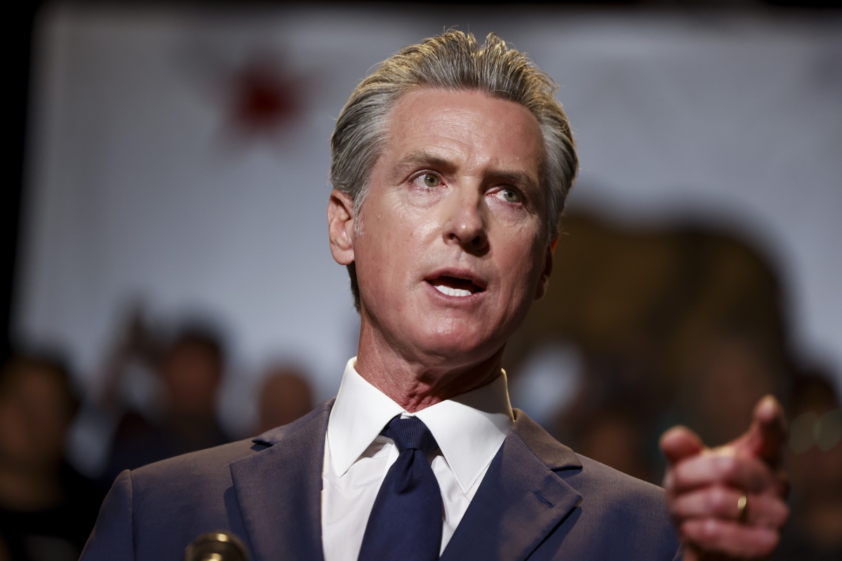 California prohíbe a agentes de ICE ocultar su identidad tras polémicas redadas