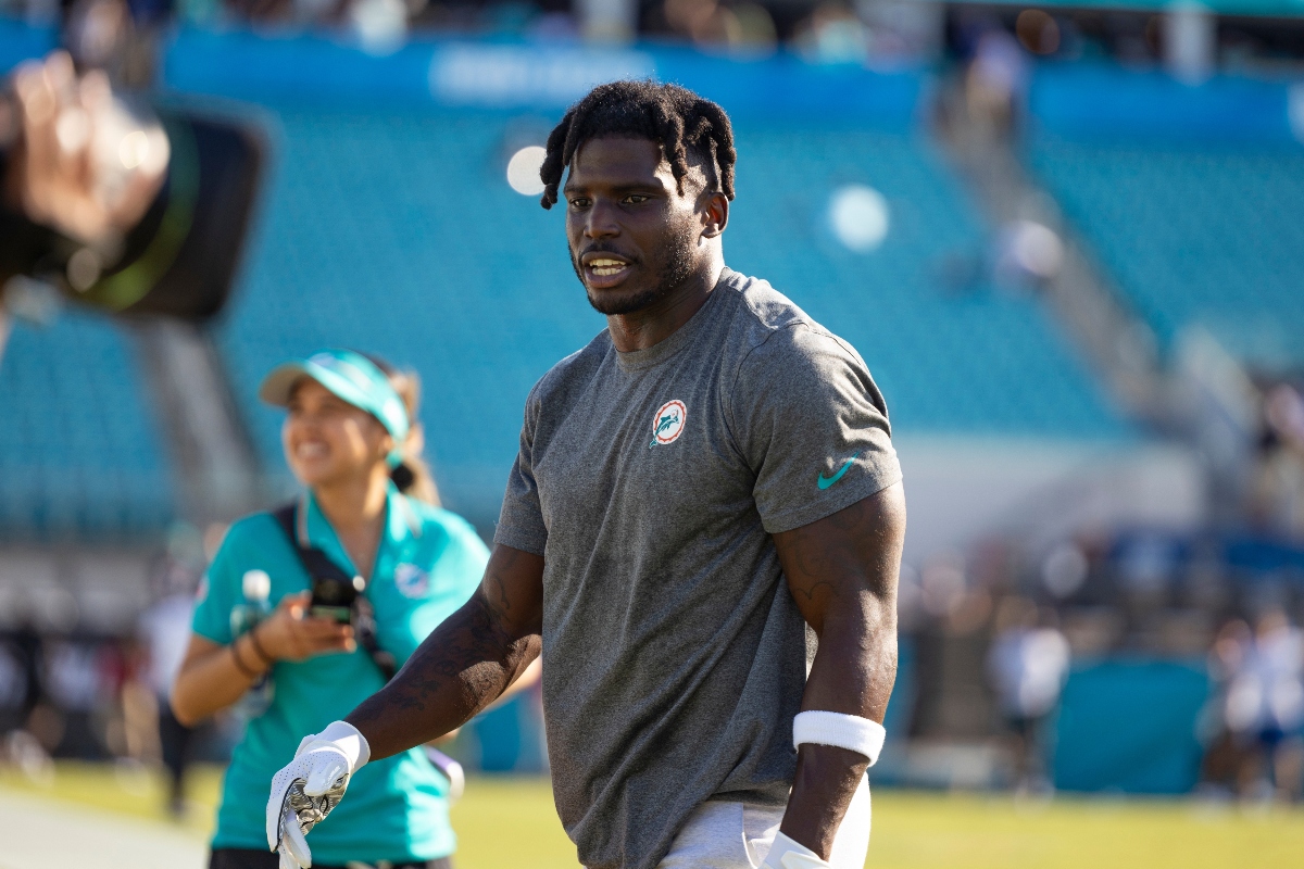 Tyreek Hill se lesiona gravemente y abandona el campo