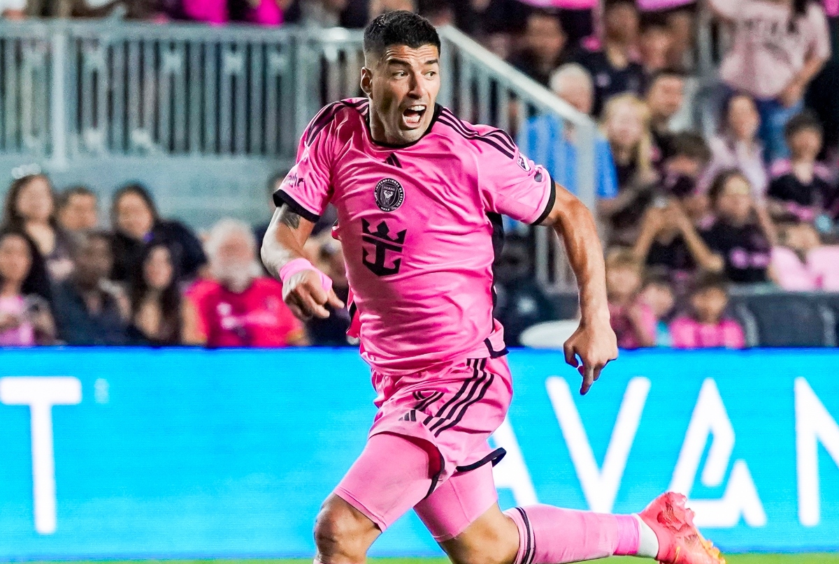 Luis Suárez escupe a miembro del cuerpo técnico de Seattle Sounders