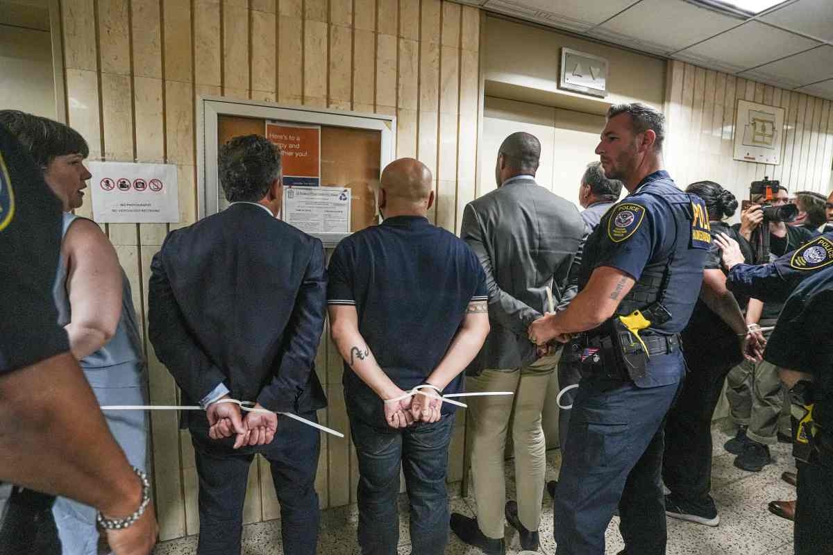 Políticos de New York son arrestados defendiendo a migrantes
