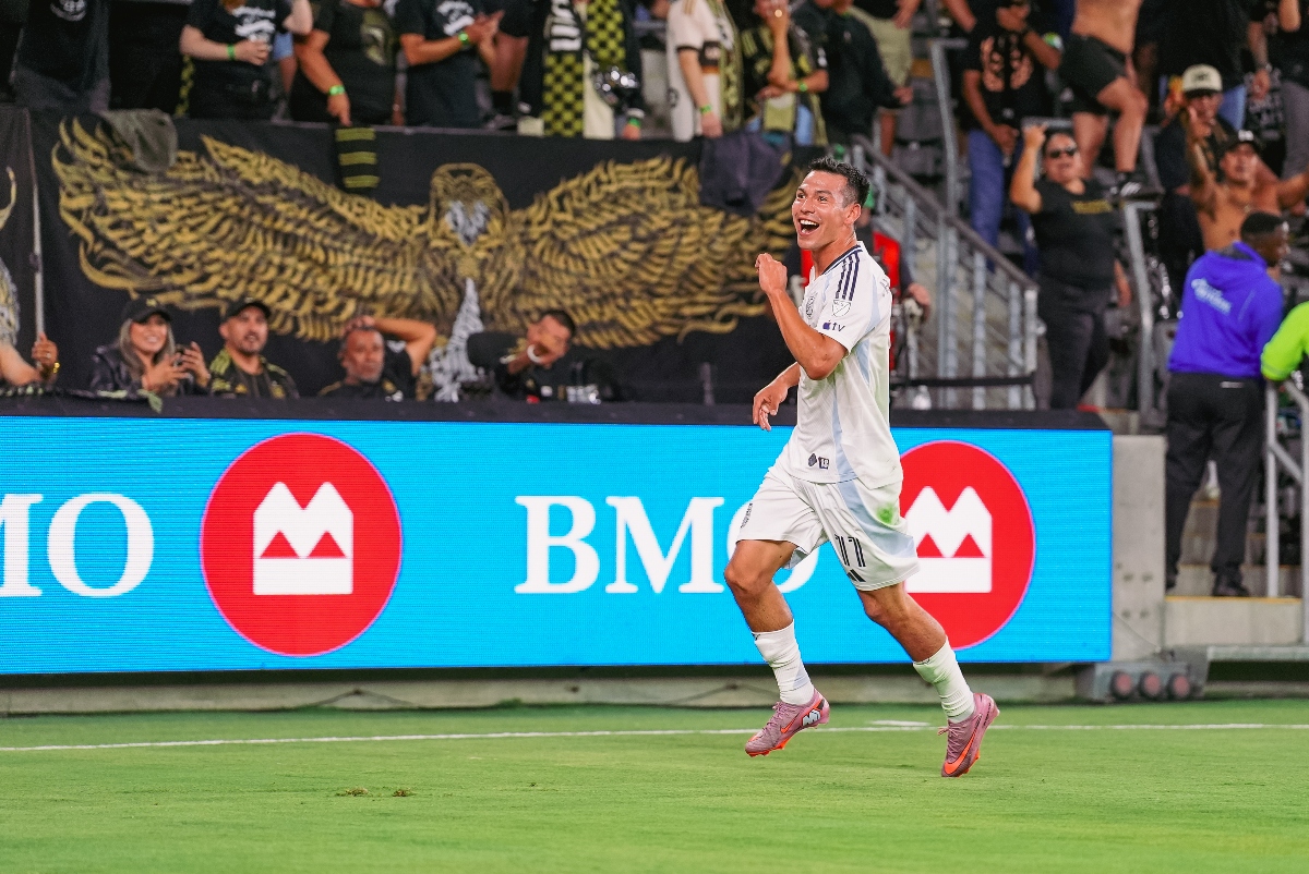 Hirving Lozano amarga el debut en casa de Heung Min Son