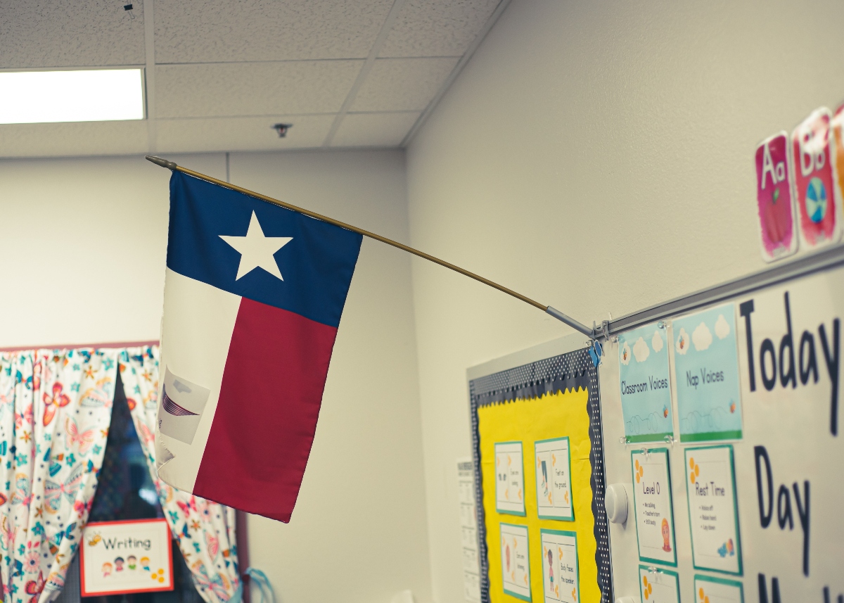 Texas enfrenta demanda contra ley SB-12 que limita debates sobre raza y género en escuelas
