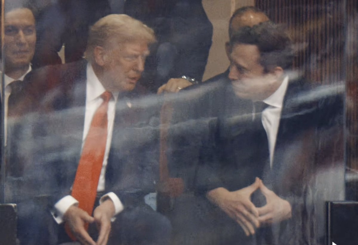 Trump y Musk sorprenden con saludo en el funeral de Charlie Kirk