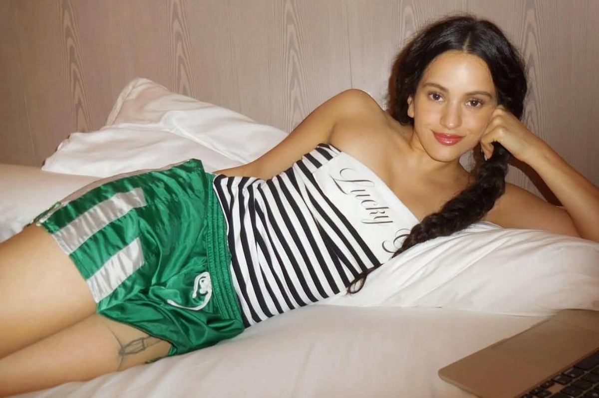 Rosalía aparece con sus axilas blancas en evento de moda y desata críticas