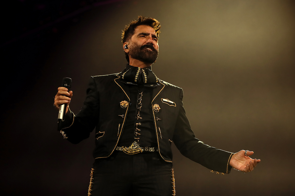 Alejandro Fernández conmueve con De Rey a Rey, un tributo a su padre