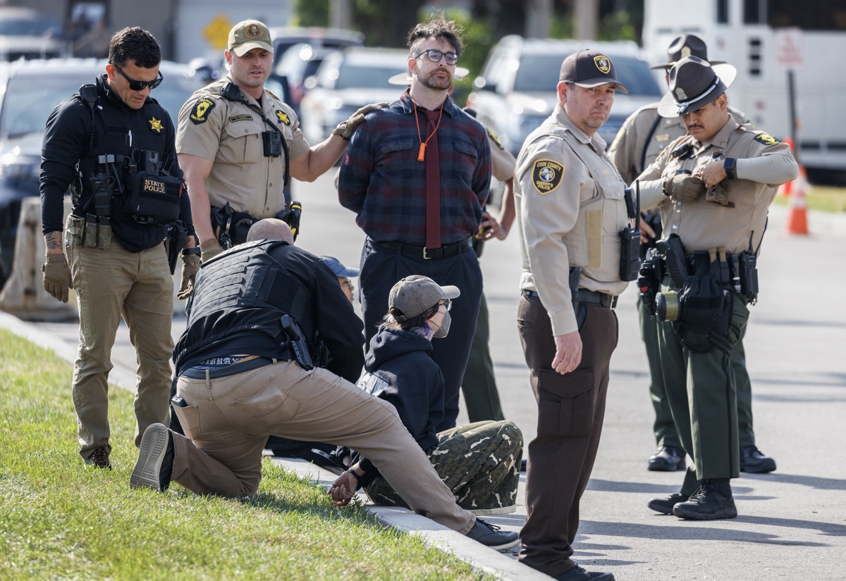 Tensión en Illinois: arrestan a 11 manifestantes frente a ICE en vísperas de la marcha “No Kings”