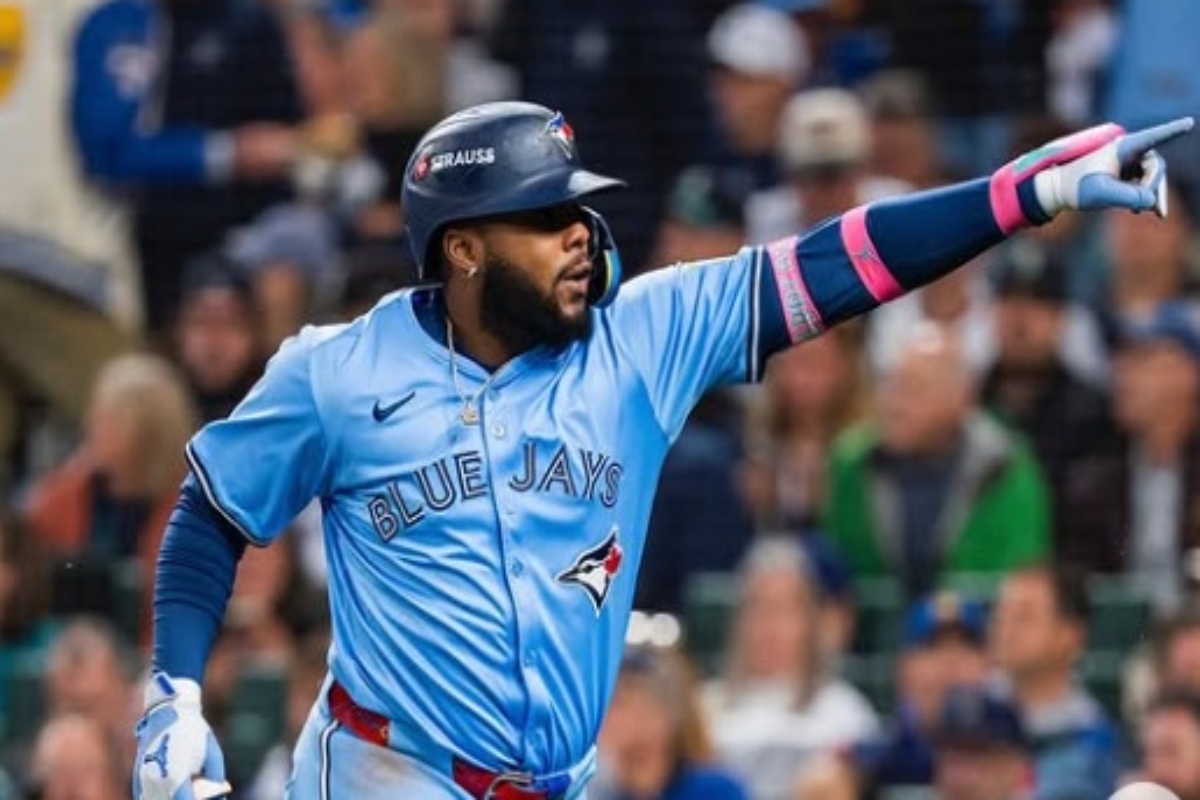 Giménez, Guerrero Jr. y Kirk lideran la explosión ofensiva de los Azulejos ante los Marineros