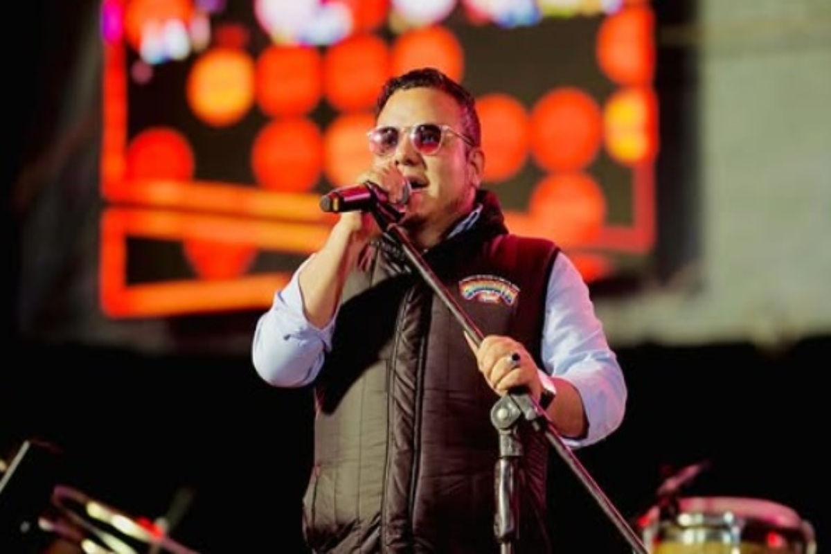 ¡Insólito! Famosa banda de cumbia peruana canta con chalecos antibalas en pleno show