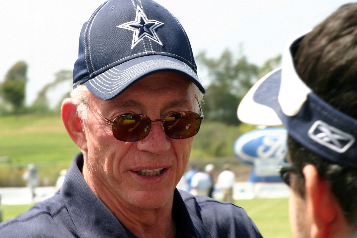 ¡Escándalo en la NFL! Multan con $250,000 a Jerry Jones por gesto obsceno
