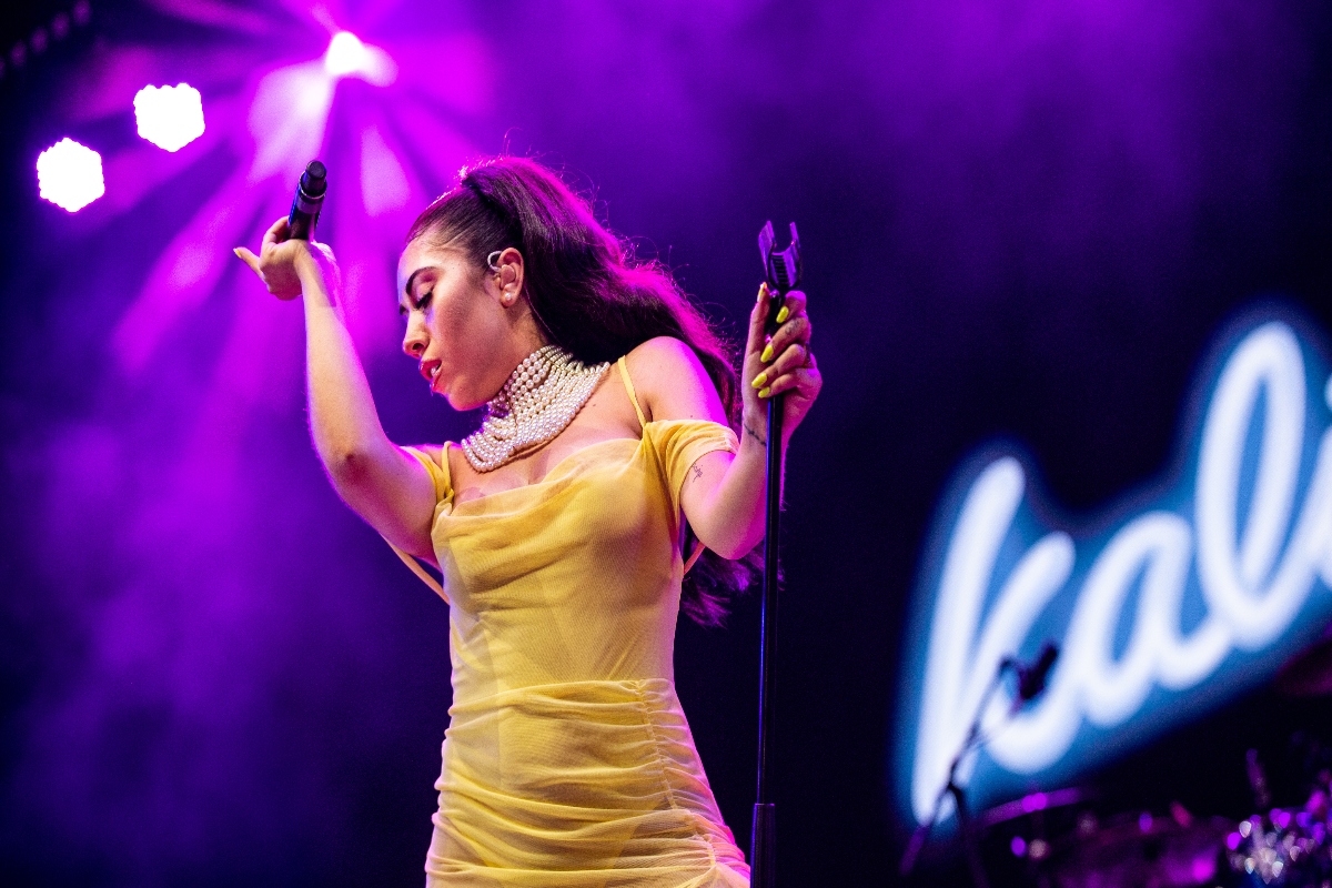 Kali Uchis lanza deluxe ‘Sincerely: P.S.’ y conmueve al mundo