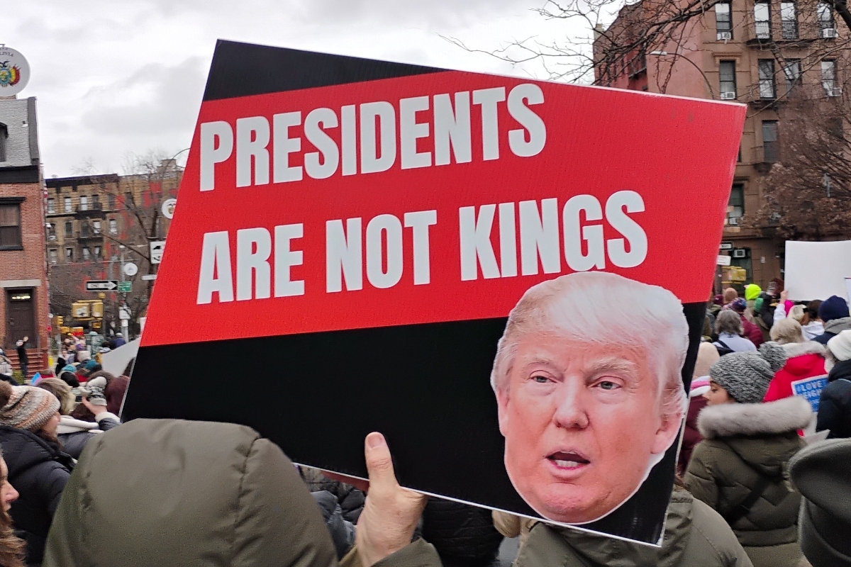 “¡No queremos reyes!: Miles salen a las calles en EE. UU. contra Trump