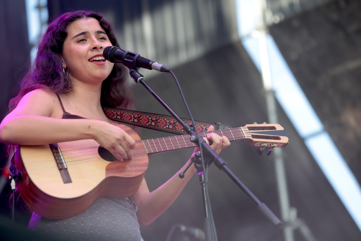 Silvana Estrada lanza Vendrán Suaves Lluvias y ofrece paz musical