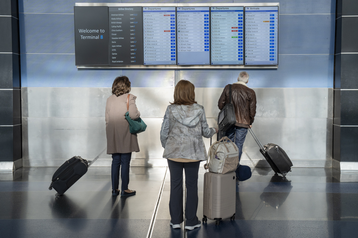 Caos en los aeropuertos: más de mil vuelos cancelados por el cierre del Gobierno