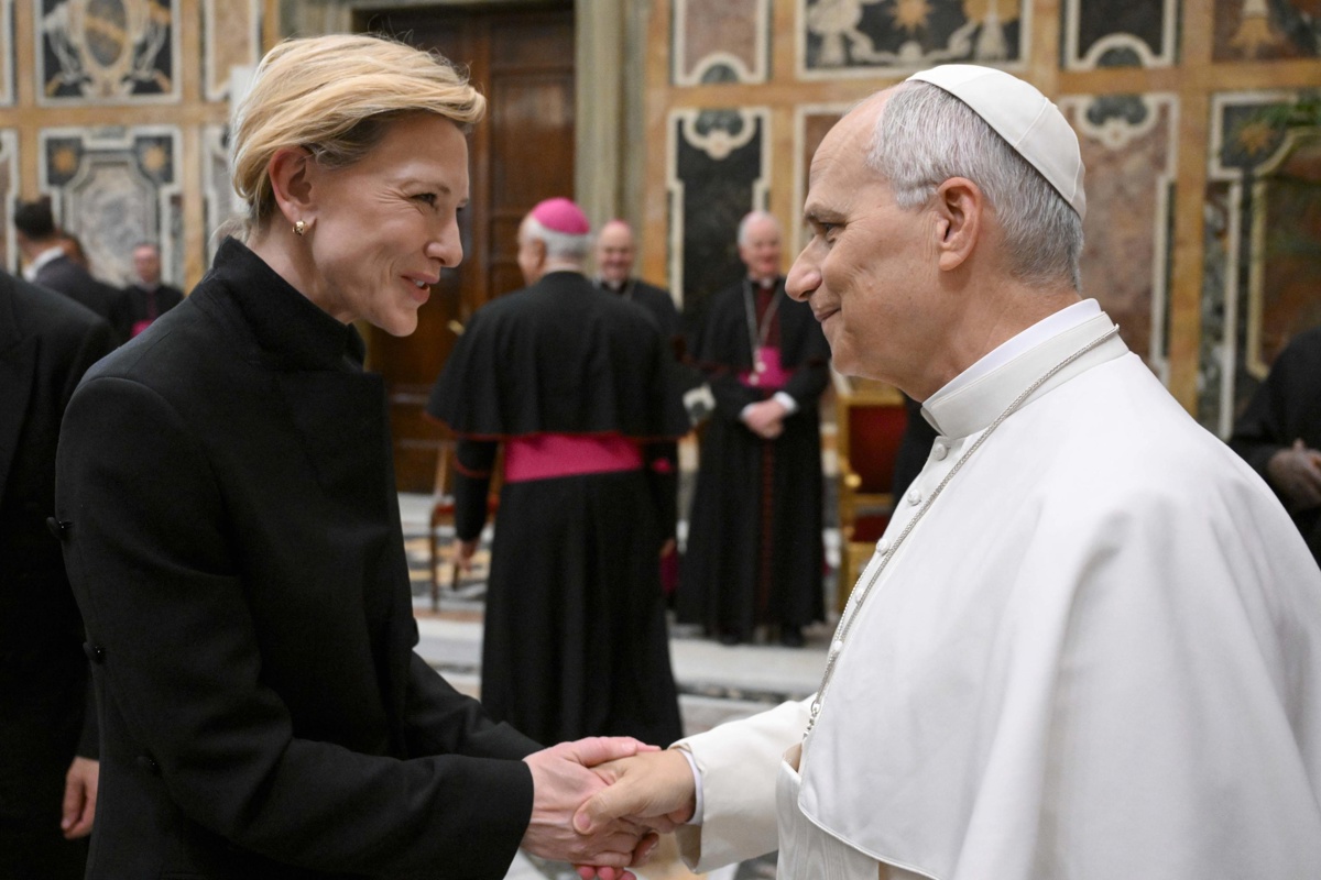 Cate Blanchett regala al papa León XIV una pulsera en apoyo a los refugiados