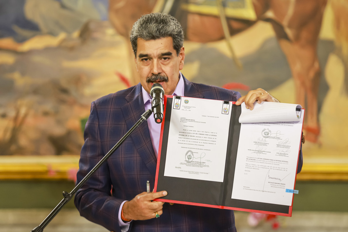 Maduro crea comandos de defensa ante el despliegue militar de EEUU