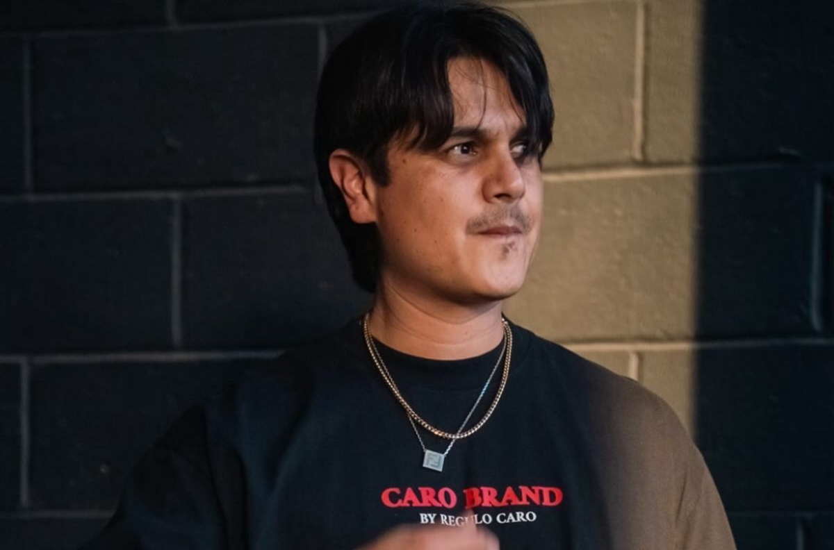Régulo Caro: el cantante que antes era repartidor de paquetes de Amazon