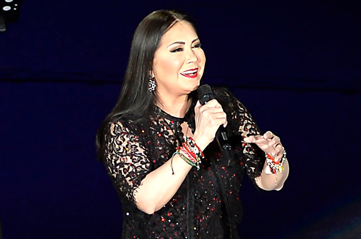 Ana Gabriel protesta en pleno concierto por el asesinato del alcalde Carlos Manzo