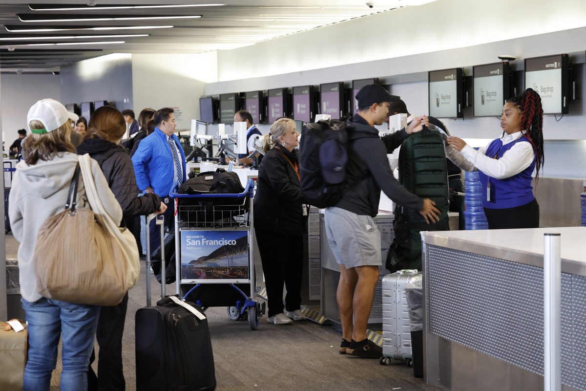 Trump amenaza a controladores aéreos ausentes durante cierre de gobierno