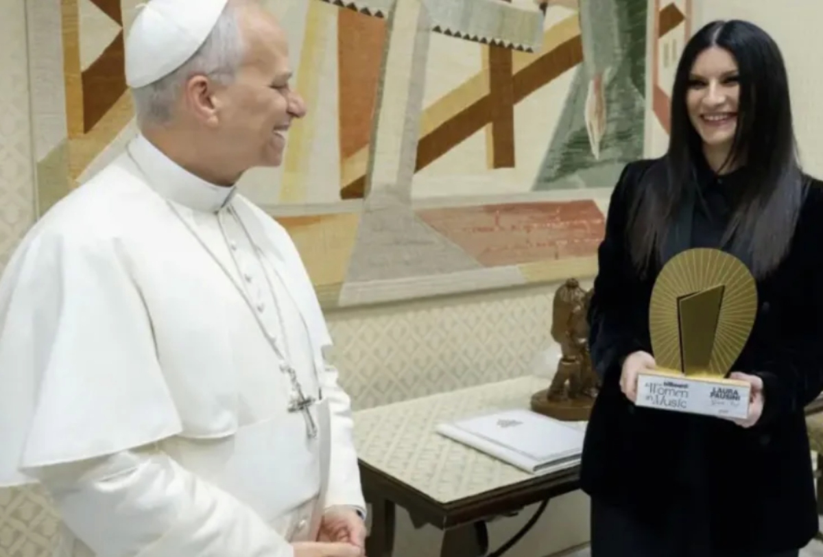 Laura Pausini se encuentra con el Papa León XIV y le da un preciado regalo