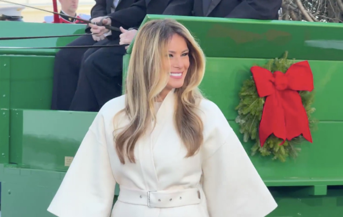 Melania Trump recibe árbol de Navidad para la Casa Blanca
