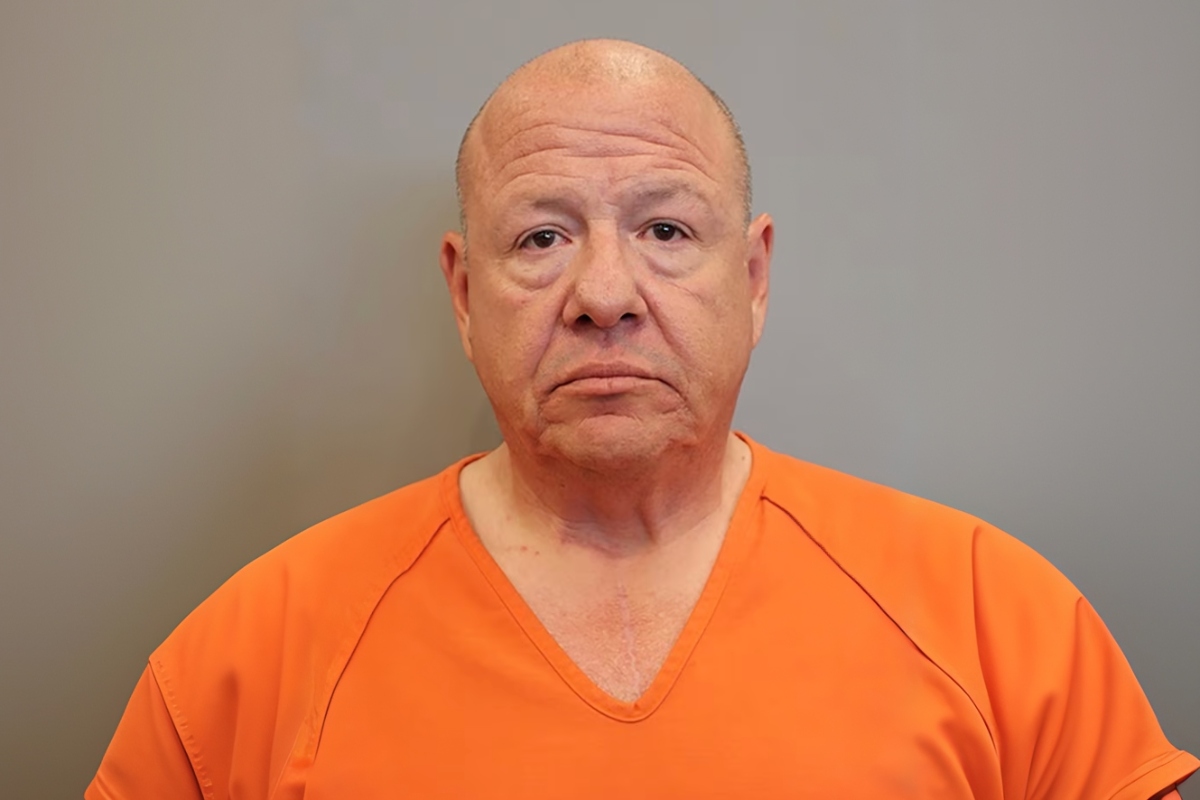 Empleado de iglesia en Texas es arrestado por hacerse pasar por agente migratorio