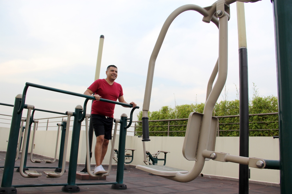 Fuerza y energía después de los 40: Rutinas de entrenamiento para hombres latinos