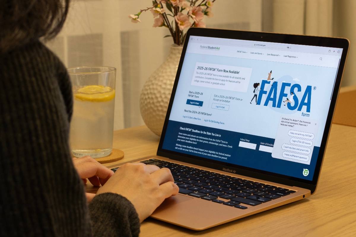 FAFSA 2025: Estudiantes ya pueden solicitar ayuda federal