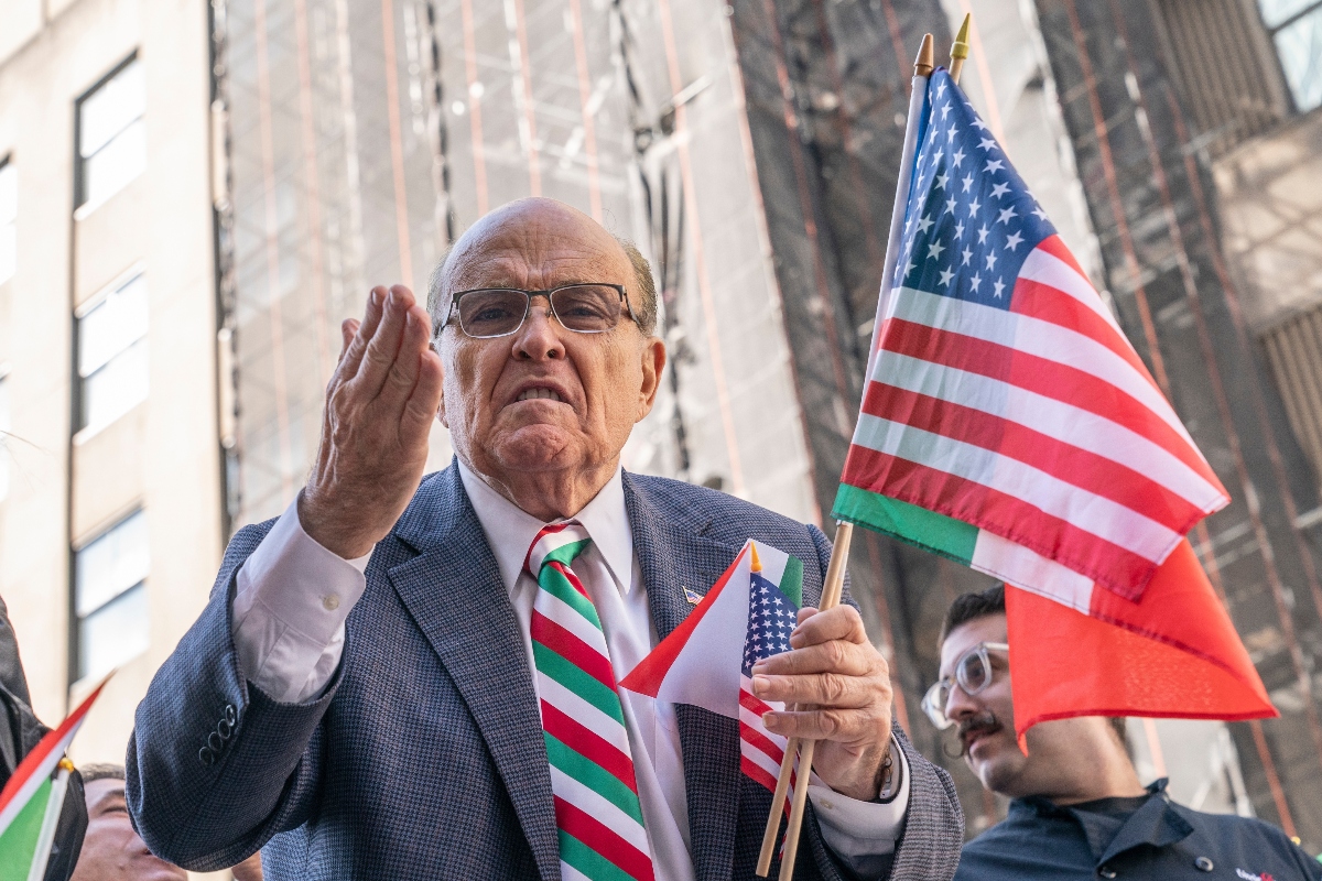 Trump perdona a Rudy Giuliani y a sus aliados señalados por tratar de revertir la elección presidencial de 2020