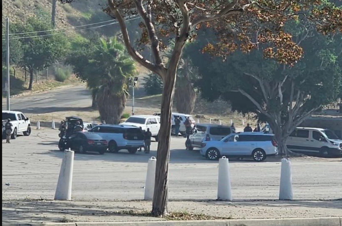 Agentes de la Migra rodean el estadio de los Dodgers tras el festejo del bicampeonato