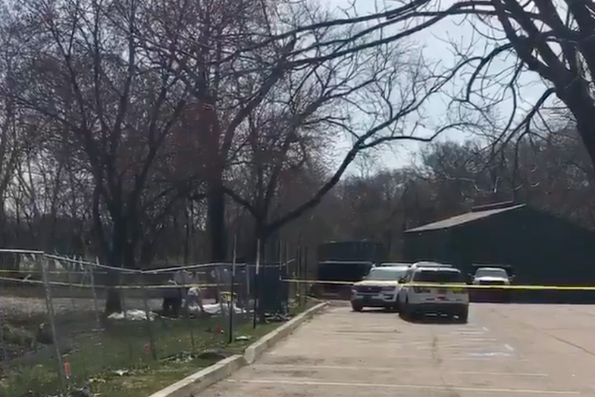 Hallan el cuerpo de un hombre dentro de un contenedor de basura en un parque de Filadelfia