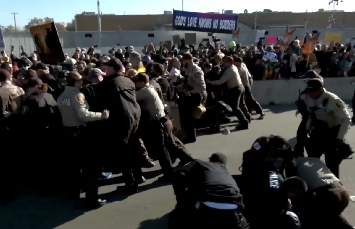 Cuatro policías resultan heridos y 21 manifestantes son detenidos durante una protesta contra ICE cerca de Chicago