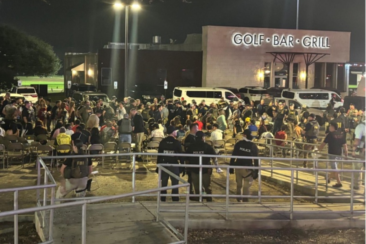 Solo 25 de los 143 detenidos en redada de Texas tenían antecedentes, según el FBI