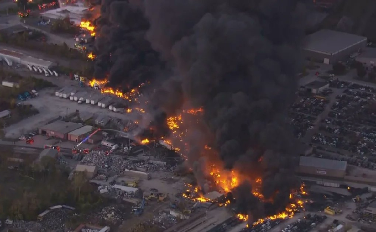 Avión de carga de UPS se estrella al despegar en Kentucky y provoca un enorme incendio