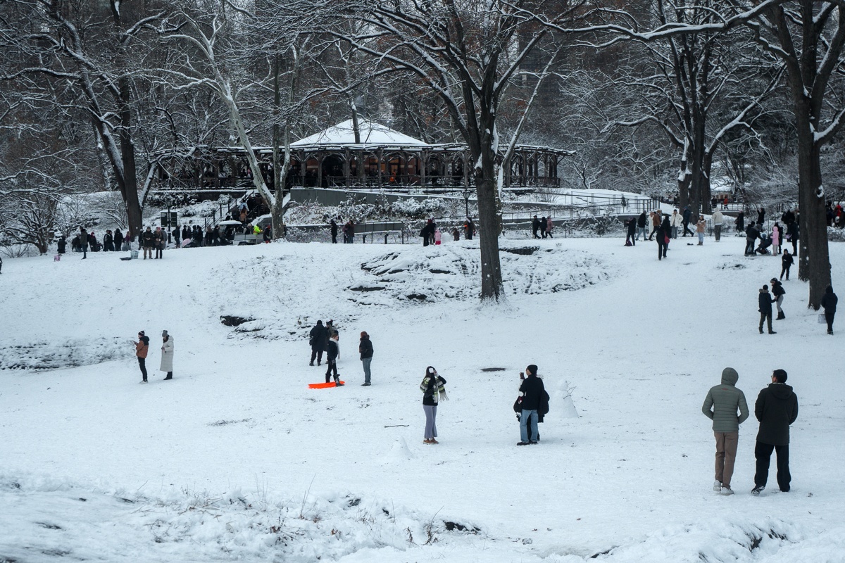 Tormenta invernal golpea a EE. UU. en el cierre de 2025 con nieve, hielo y apagones