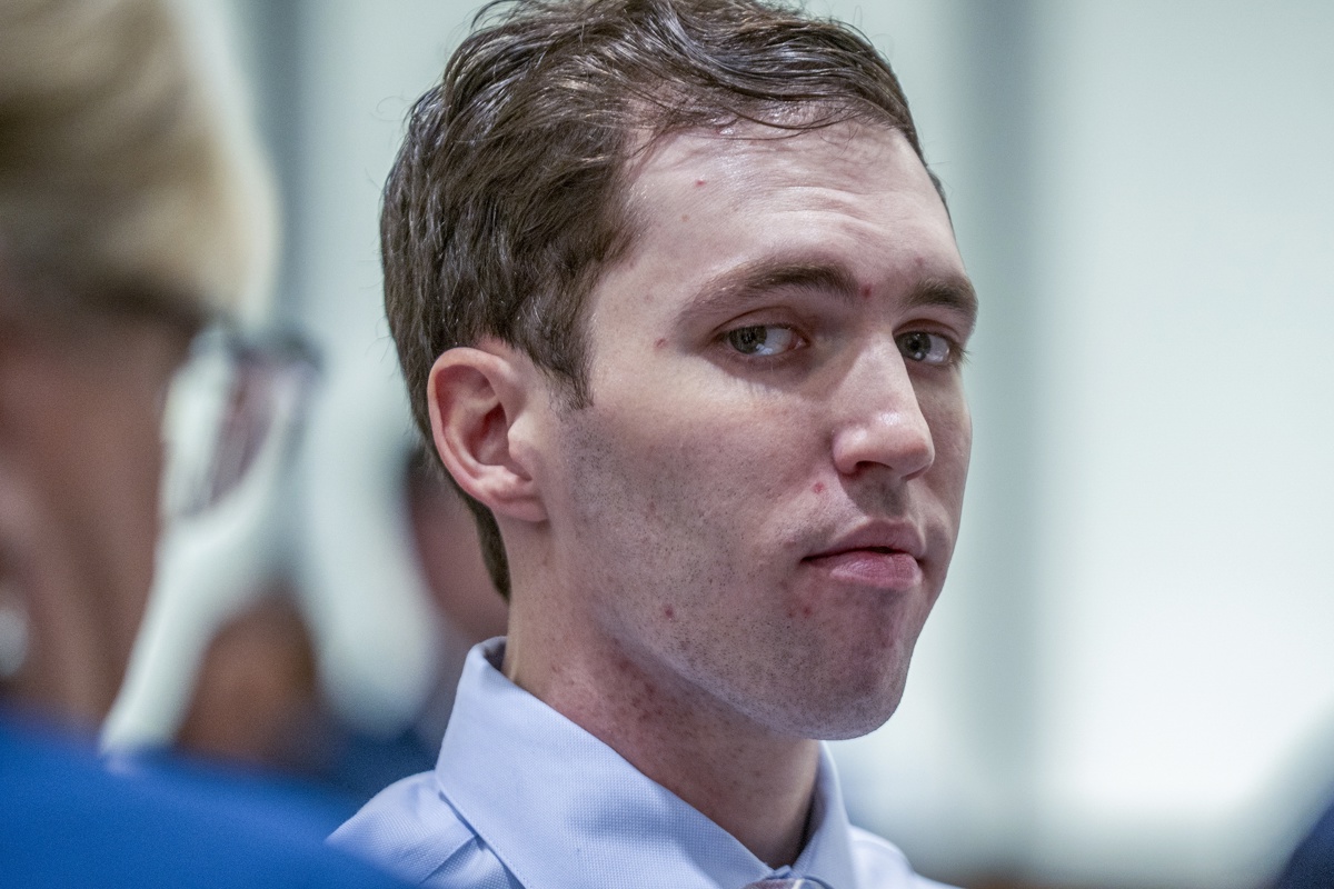 El acusado de asesinar a Charlie Kirk comparece por primera vez en persona en corte