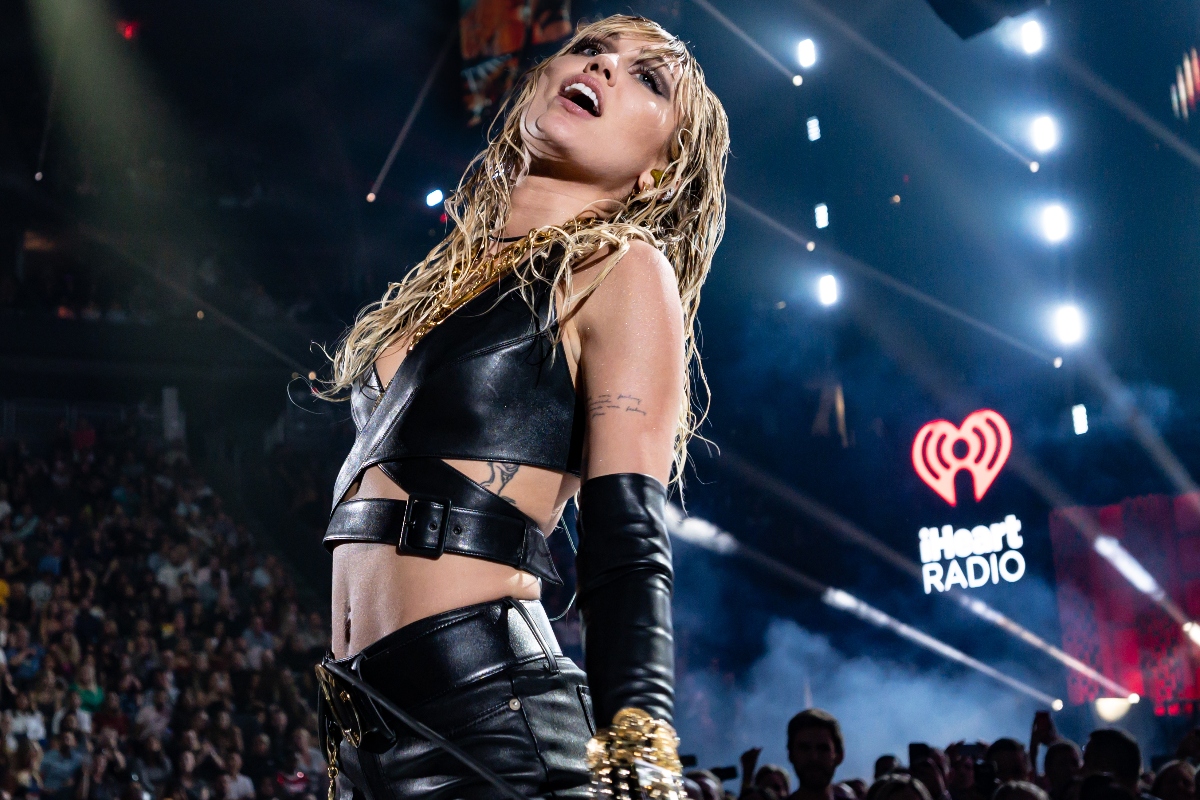 Miley Cyrus deslumbra con “Dream as one”