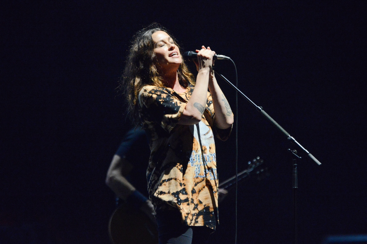 Alanis Morissette lanza su “Ave María”