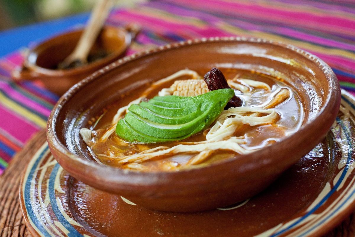sopas caldos latinos invierno, caldo tlalpeño, caldo, QuéOnnda